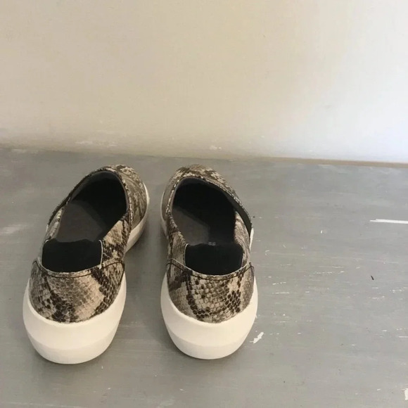 NWOT CLARKS Cushion Feel Ultimate Comfort Slip On Casual Snake skin Loafe SZ 8 - Picture 9 of 11